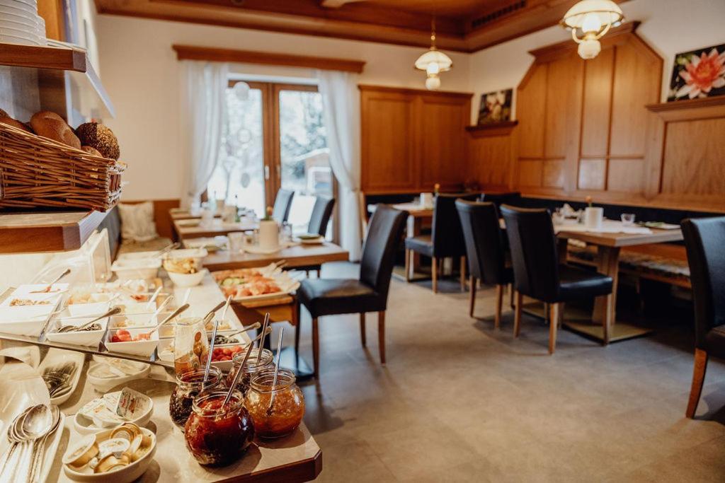 Dorfcafe Unken Hotelpension Swirtshaus Im Dorf エクステリア 写真