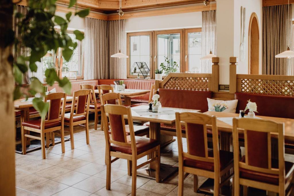 Dorfcafe Unken Hotelpension Swirtshaus Im Dorf エクステリア 写真